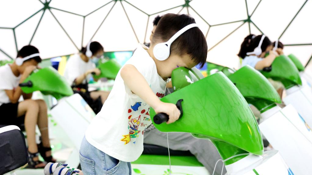 Children visit the Hangzhou Low Carbon Science and Technology Museum in Hangzhou, east China's Zhejiang Province, July 8, 2023. /Xinhua