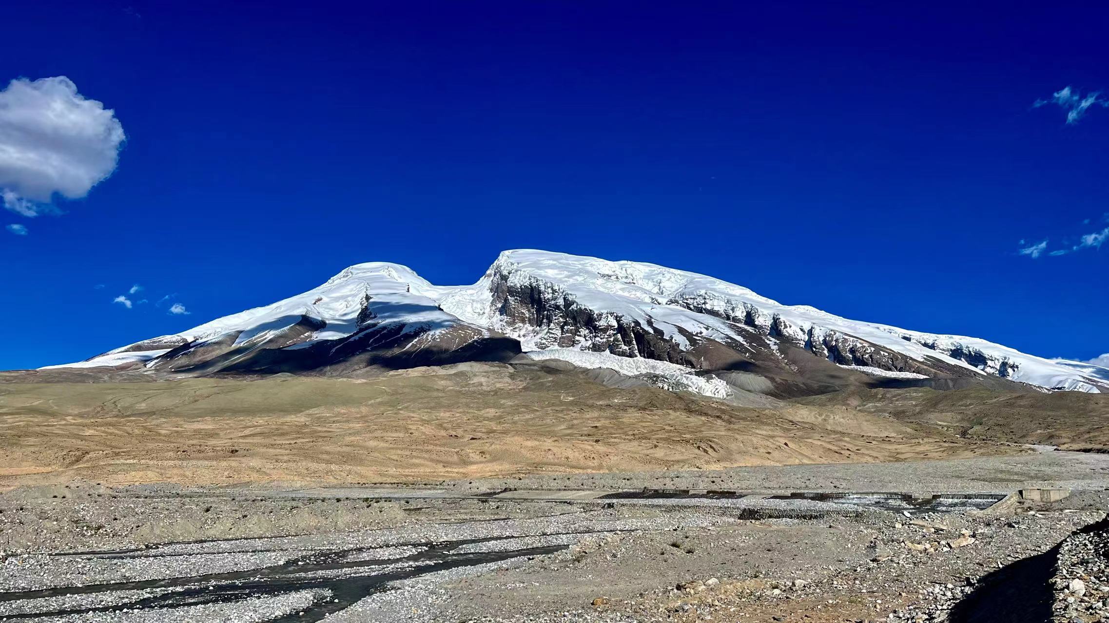 A glimpse of the peak of Muztagh Ata