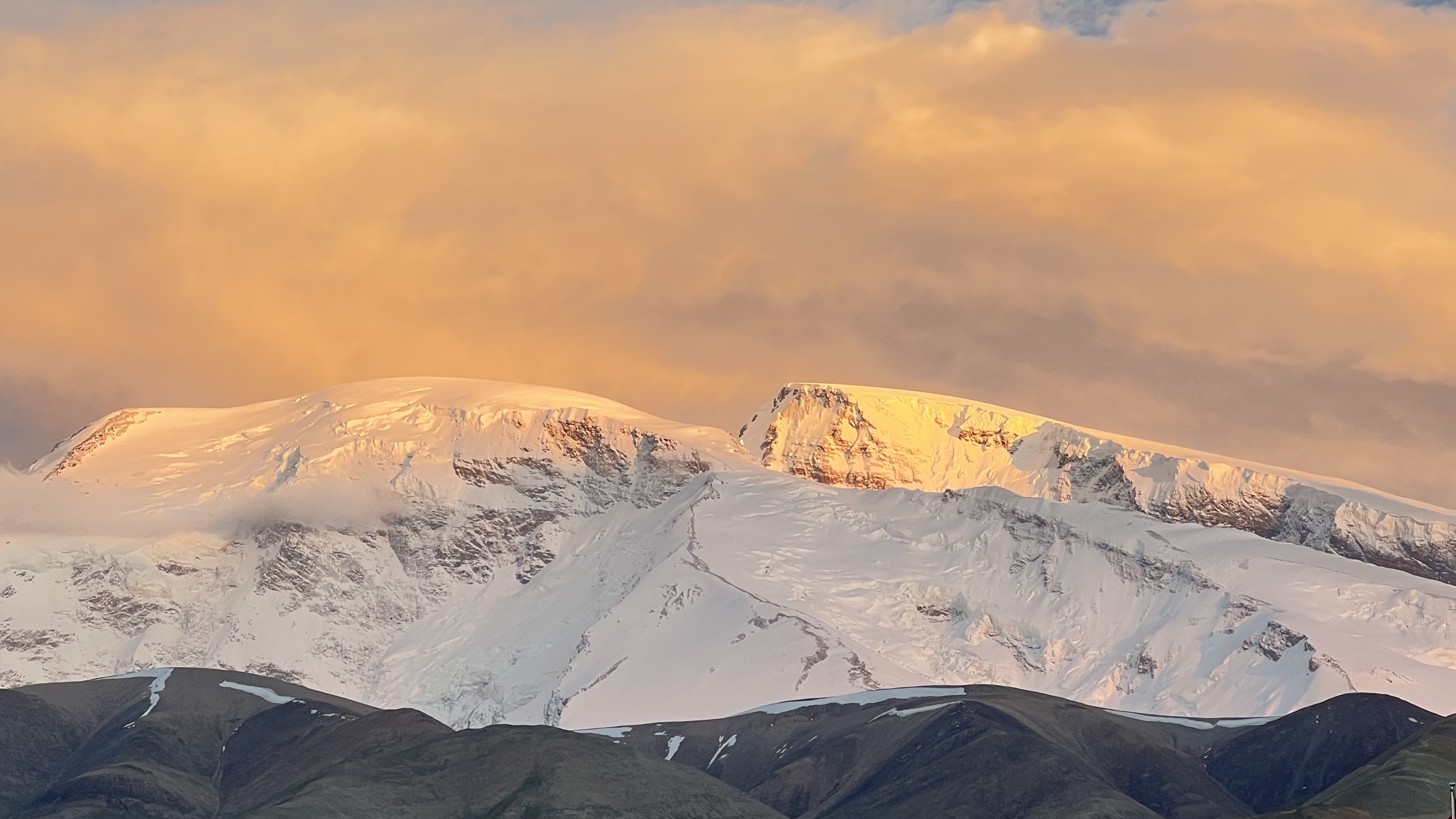 A glimpse of the peak of Muztagh Ata