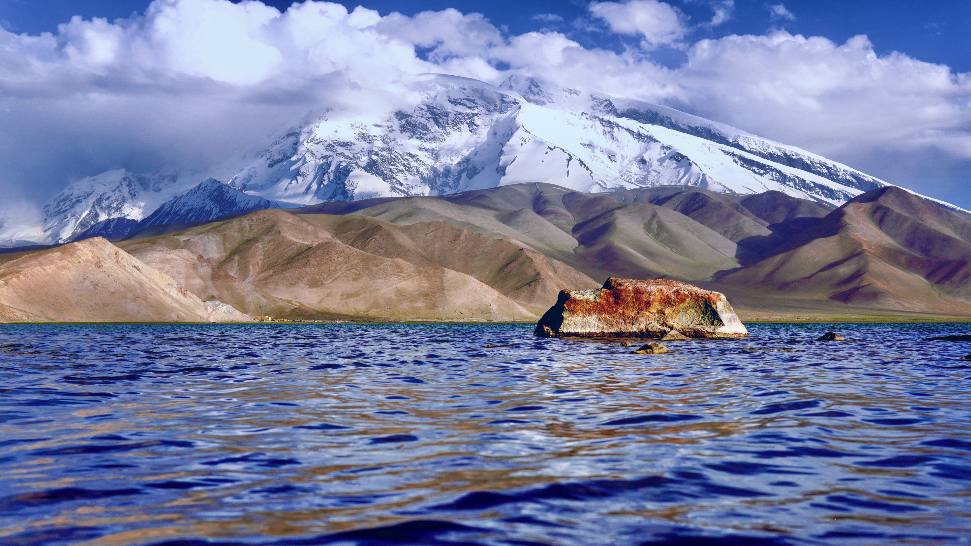 A glimpse of the peak of Muztagh Ata