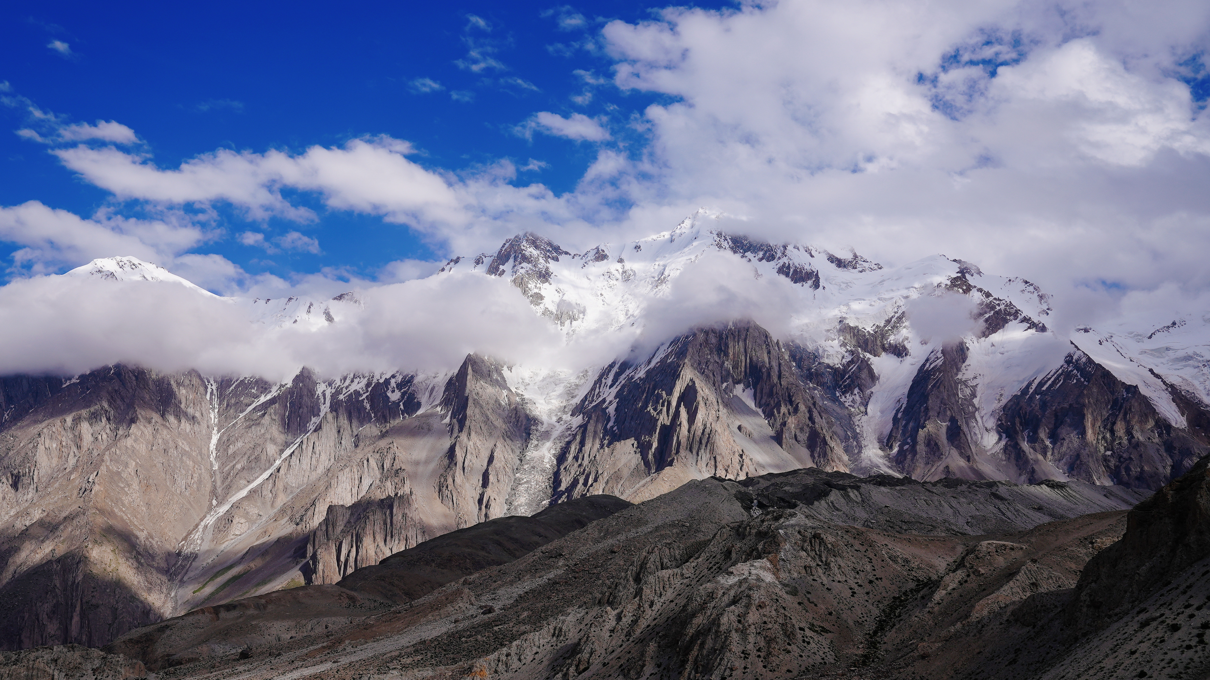 A glimpse of the peak of Muztagh Ata