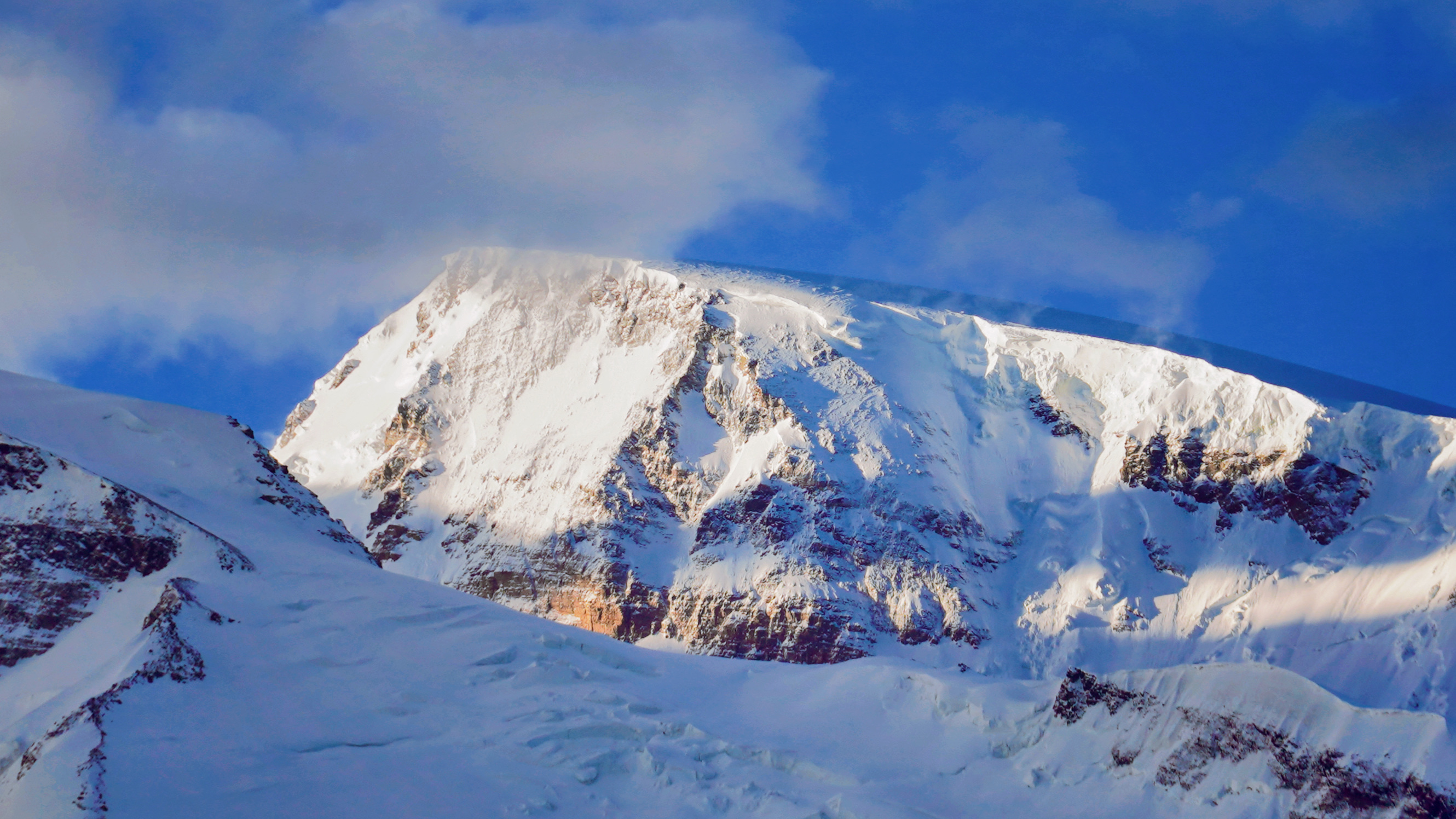 A glimpse of the peak of Muztagh Ata