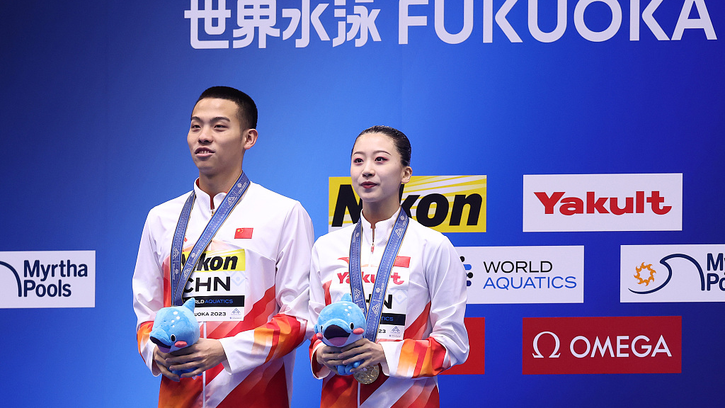 Shi Haoyu (L) and Cheng Wentao at the mixed duet event award ceremony at the World Aquatics Championships in Fukuoka, Japan, July 22, 2023. /CFP