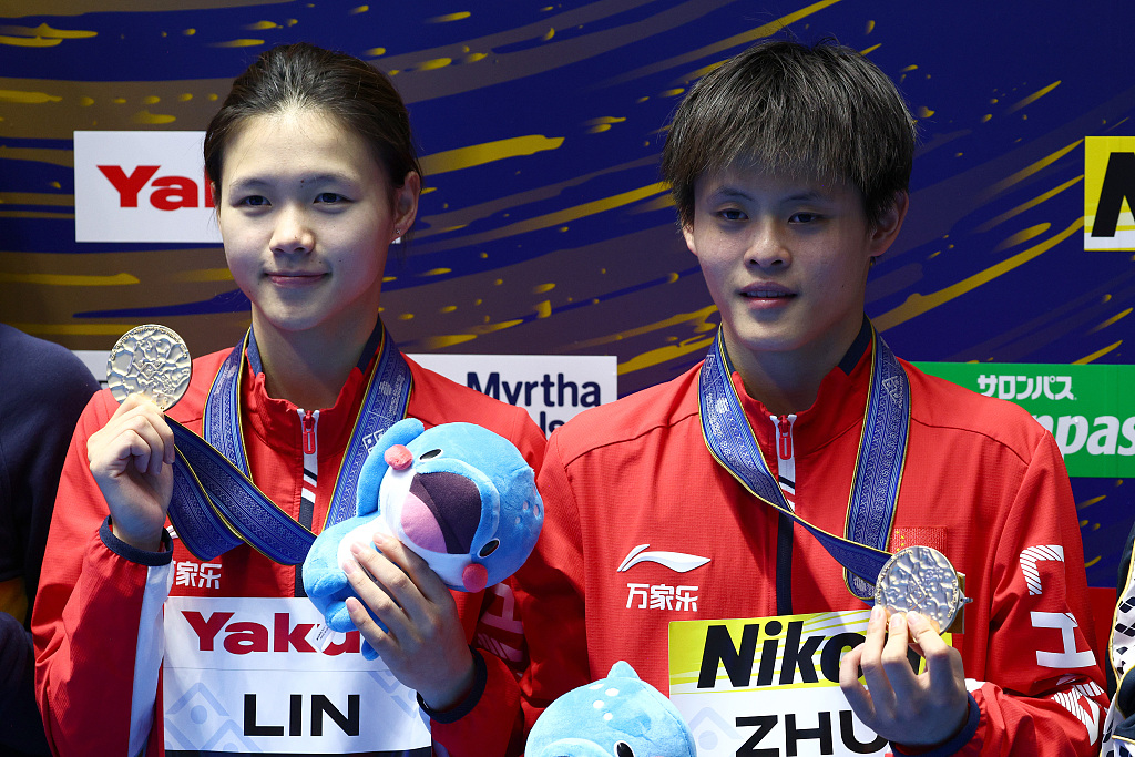 Zhu Zifeng (R) and Lin Shan of China pose with their gold medals after winning the mixed 3-meter springboard diving final at the World Aquatics Championships in Fukuoka, Japan, July 22, 2023. /CFP