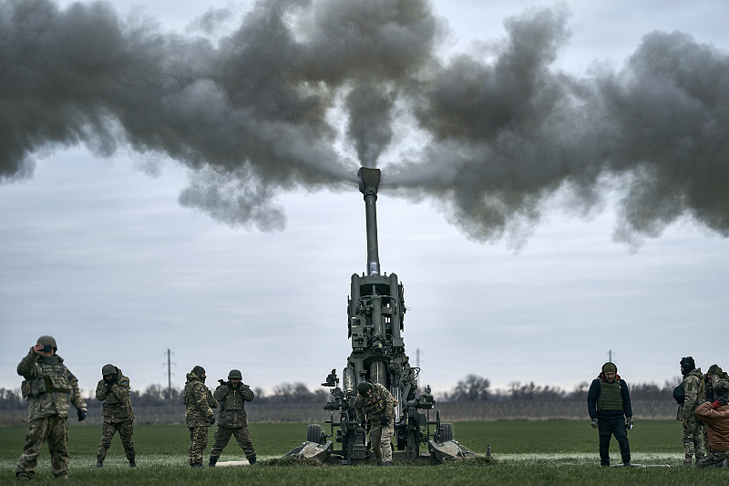 Ukrainian soldiers open fire using a U.S.-supplied M777 howitzer in Kherson region, January 9, 2023. /CFP