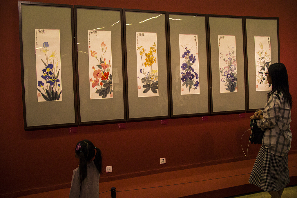 This photo taken on September 22, 2018, shows visitors viewing artworks by Wu Zuoren and Xiao Shufang on display at the National Art Museum of China. /CFP