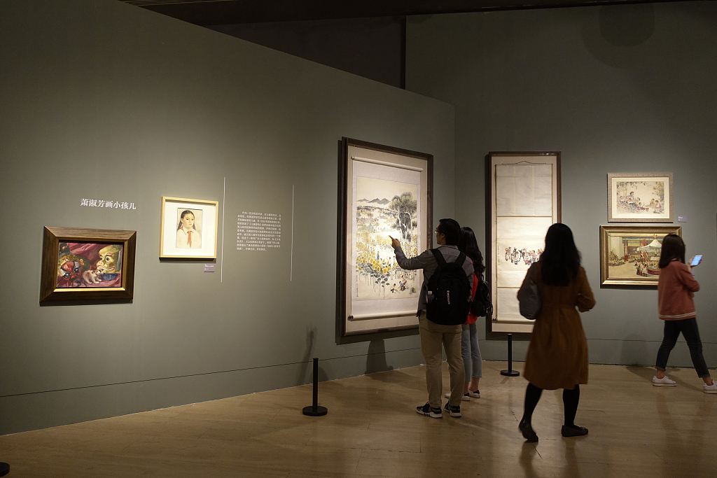 This photo taken on September 22, 2018, shows visitors viewing artworks by Wu Zuoren and Xiao Shufang on display at the National Art Museum of China. /CFP