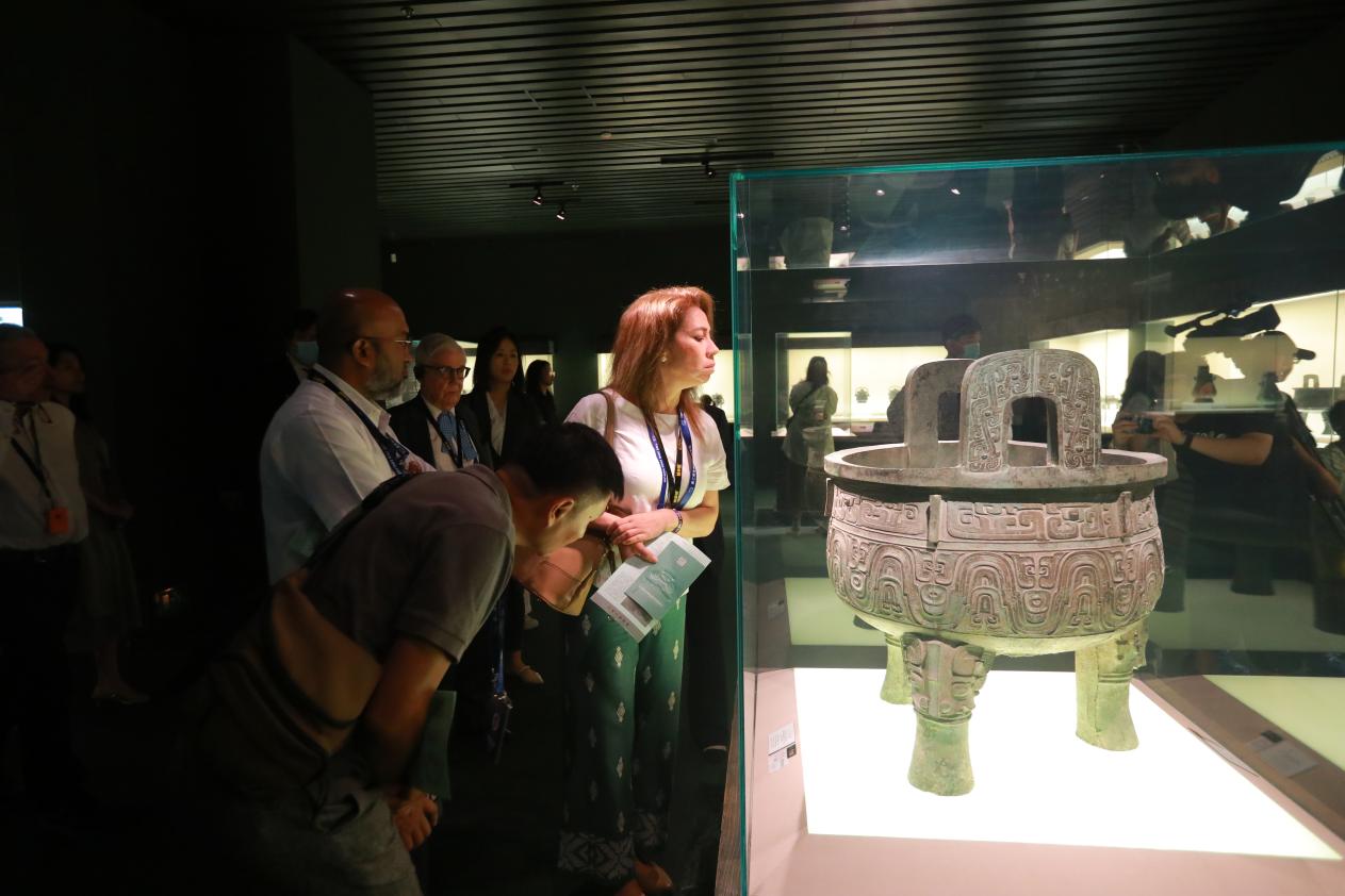 Representatives from international media organizations visit the Shanghai Museum in Shanghai, China. /CGTN