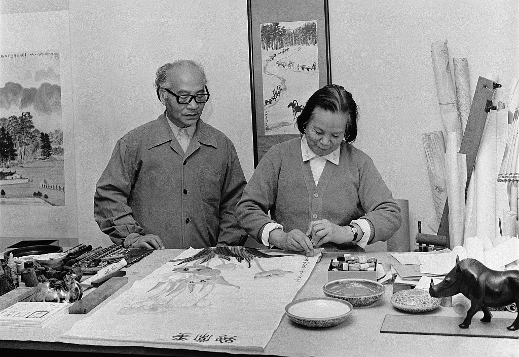 This photo taken in 1980 shows Wu Zuoren and his wife Xiao Shufang at their home in Beijing, China. /CFP