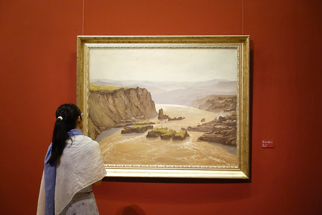 This photo taken on September 22, 2018, shows a visitor viewing Wu Zuoren’s “Sanmenxia and Yellow River” displayed at the National Art Museum of China. /CFP