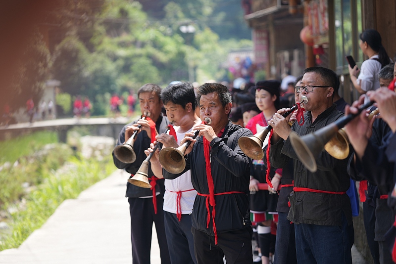 Men from the Red Yao ethnic group play musical instruments in Longsheng County, Guilin City, Guangxi Zhuang Autonomous Region. /CFP