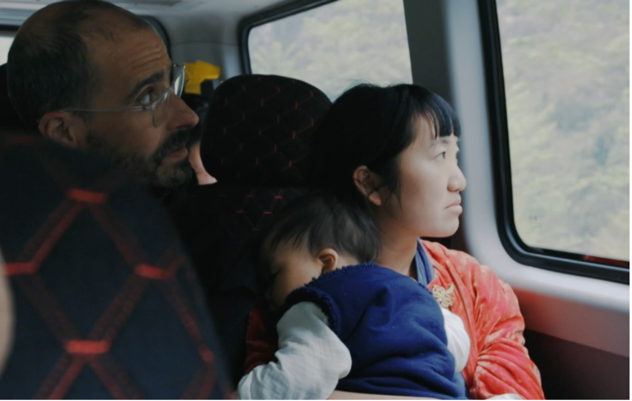 French artist Vincent Cazeneuve travels with his family to Liangshan Yi Autonomous Prefecture in Sichuan Province. /CGTN