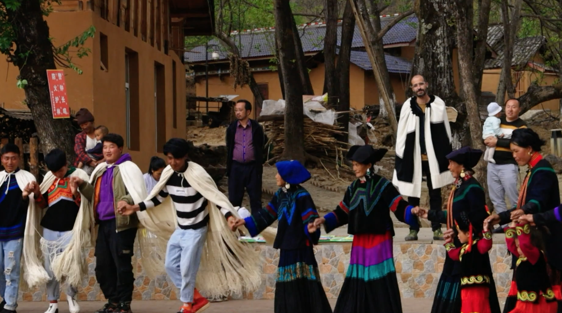 French artist Vincent Cazeneuve meets the Yi people in Sichuan Province. /CGTN