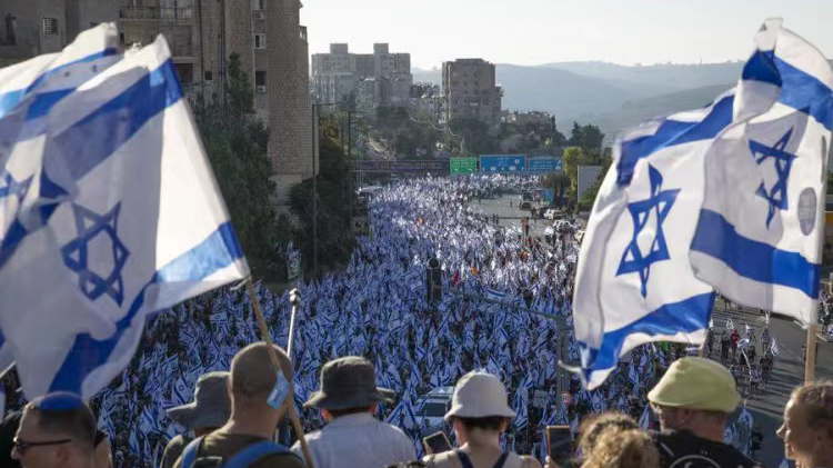 Protesters against the Israeli government's judicial overhaul enter Jerusalem during a march from Tel Aviv to Jerusalem, July 22, 2023. /Xinhua