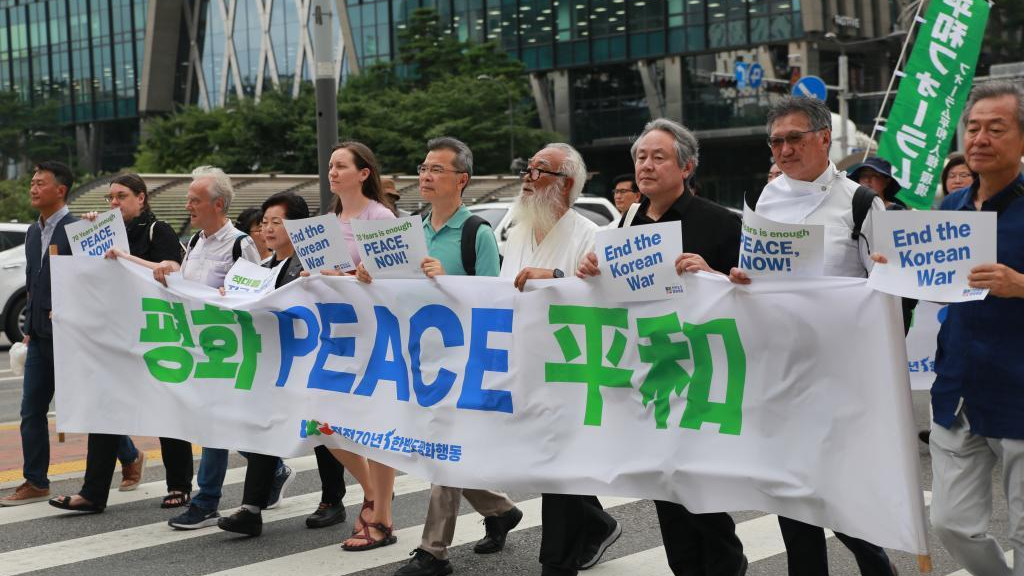 2023 年 7 月 22 日，和平活动人士从首尔广场游行至首尔市中心的光化门广场，要求缓解韩国半岛的紧张局势。/新华社