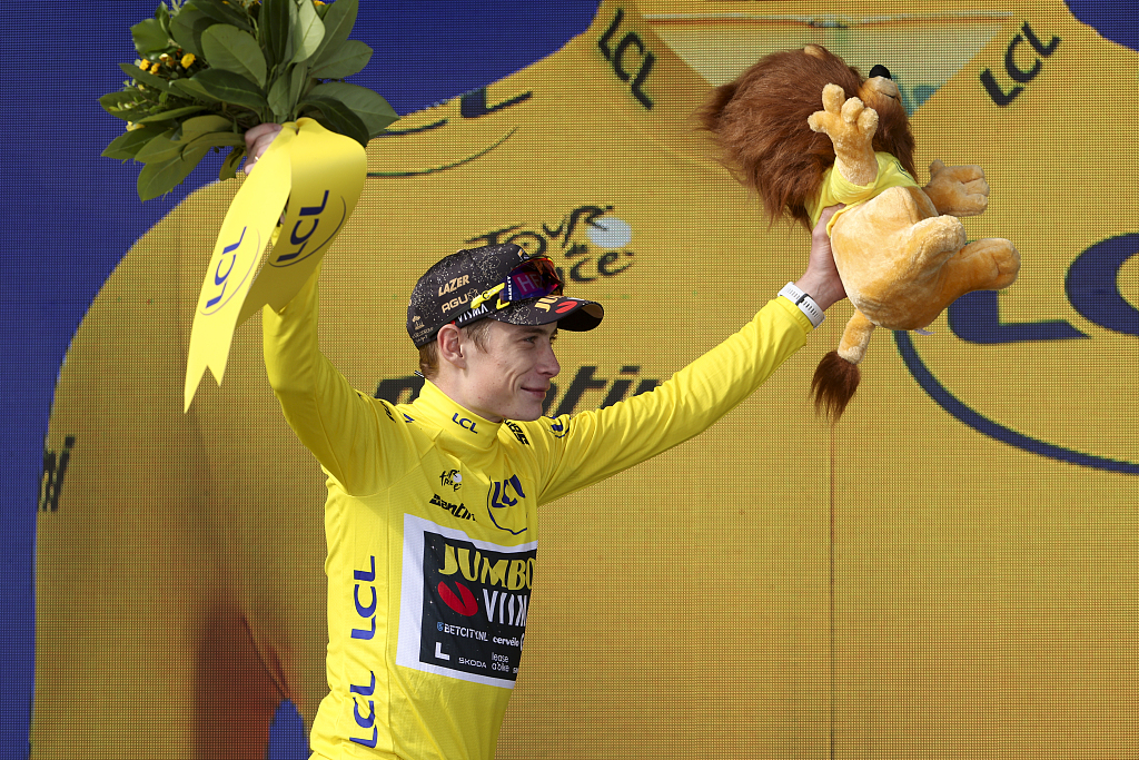Yellow jersey leader Jonas Vingegaard of Denmark and Jumbo-Visma celebrates on the podium after stage 20 of the 110th Tour de France, in Le Markstein Fellering, France, July 22, 2023. /CFP