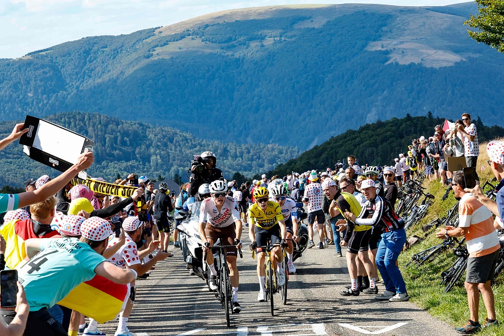 Riders cycle in the ascent of the Col du Platzerwasel in the final kilometers of stage 20, a 133-km race between Belfort and Le Markstein Fellering, France, July 22, 2023. /CFP
