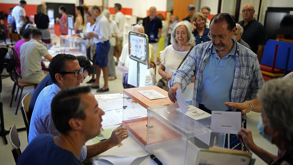 A man casts his ballot at a polling station to vote in the general elections in Madrid, Spain, July 23, 2023. /CFP