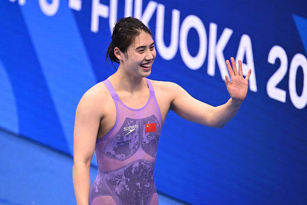 Zhang Yufei gestures to spectators after the women's 100m butterfly final in Fukuoka, Japan, July 24, 2023. /CFP
