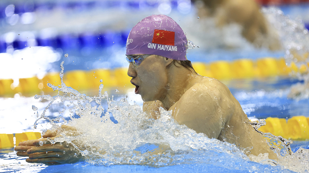 Qin Haiyang in action during the men's 100m breaststroke final in Fukuoka, Japan, July 24, 2023. /CFP