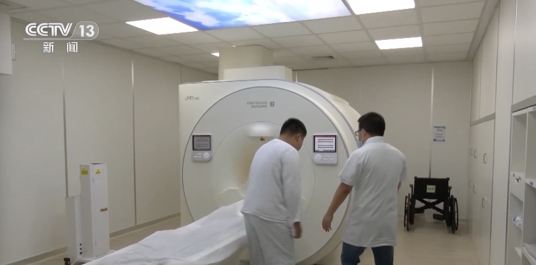 在中国南方广东省深圳市的北京大学深圳医院，一名患者正在准备接受中国自主研发的核磁共振设备的扫描。  /CMG