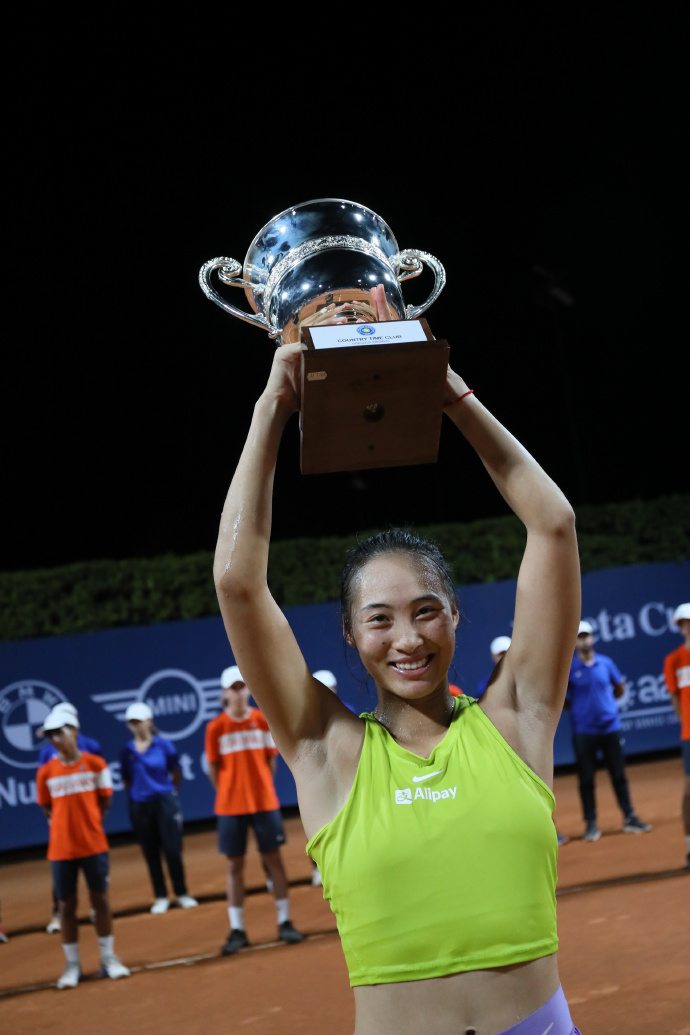 2023年7月23日，意大利巴勒莫，中国选手郑钦文在赢得巴勒莫女子公开赛决赛后举起奖杯。/WTA