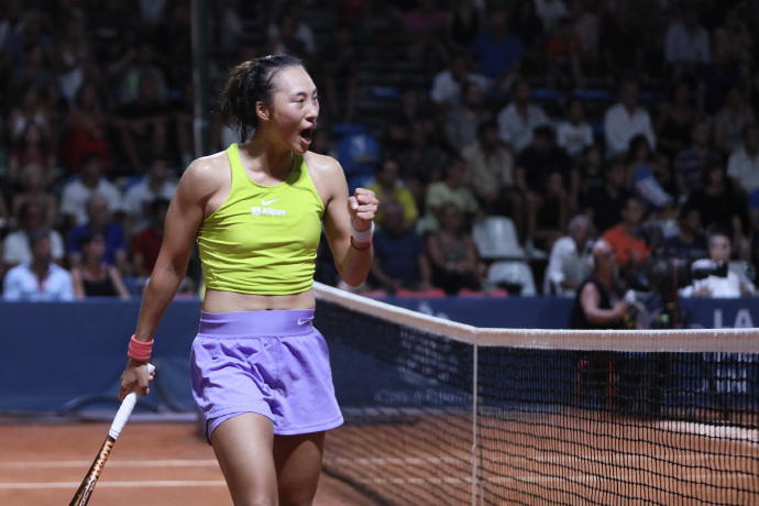 2023年7月23日，意大利巴勒莫，中国选手郑钦文在巴勒莫女子公开赛决赛中赢得一分后的反应。/WTA