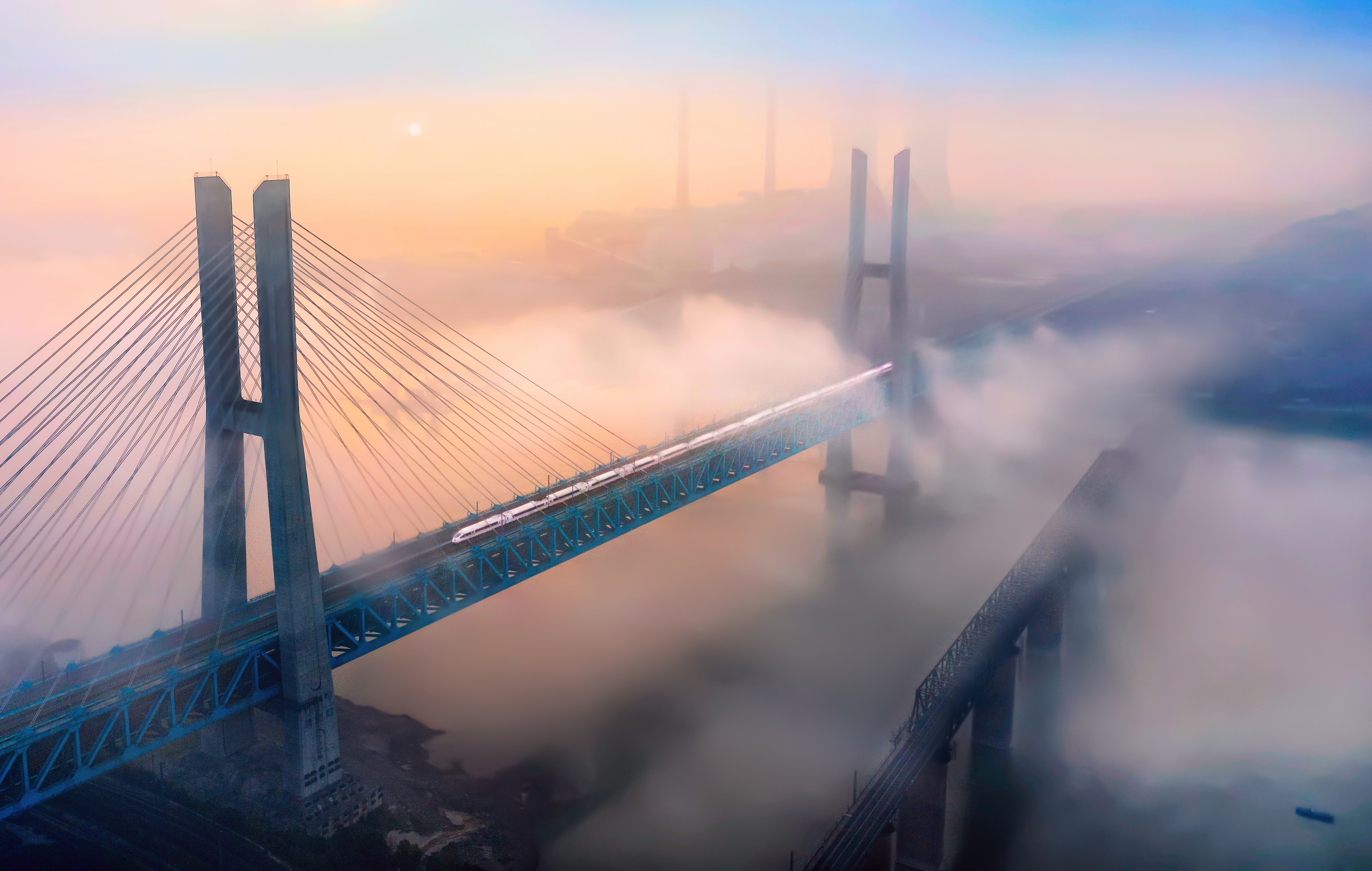 重庆白沙沱长江大桥鸟瞰图，雾气遮蔽了视线。  /谢国庆 摄