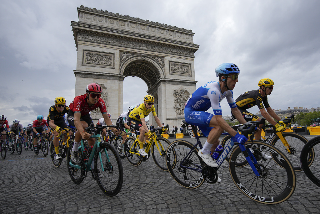 2023 年 7 月 23 日，车手们参加环法自行车赛第 21 赛段的比赛，赛程超过 115 公里，比赛从圣康坦伊夫林出发，终点位于法国巴黎的香榭丽舍大街。/CFP