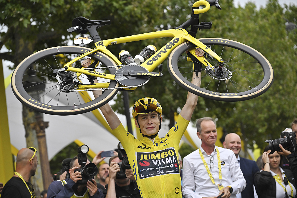 Jonas Vingegaard of Denmark lifts his bicycle after the 21st stage of the Tour de France cycling race over 115 kilometers with start in Saint-Quentin-en-Yvelines and finish on the Champs-Elysees in Paris, France, July 23, 2023. /CFP