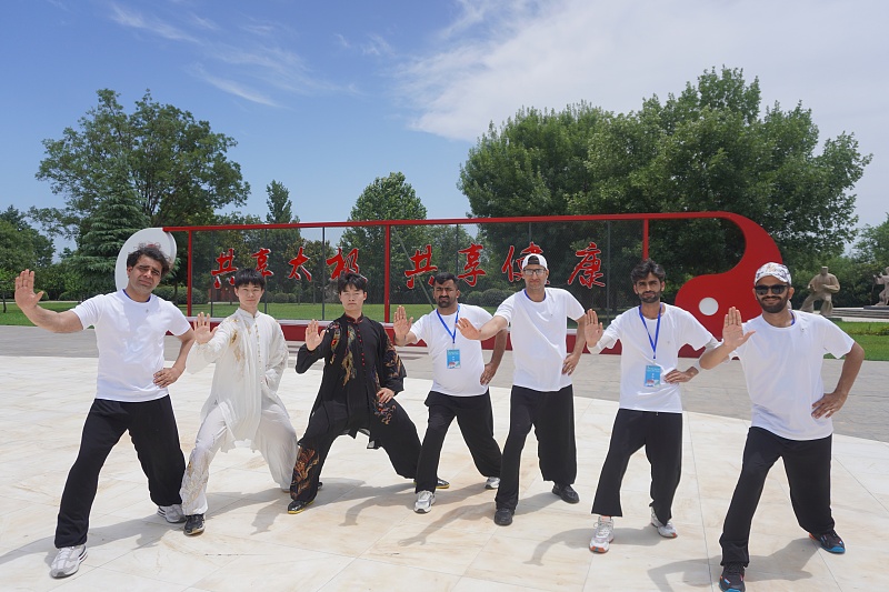 2023年7月7日，国际学生在河南省与太极拳大师一起练习。/CFP