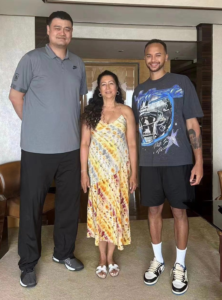 Kyle Anderson (R), his mother (C) and the Chinese Basketball Association President Yao Ming pose for a photo. /Chinese Basketball Association's Sina Weibo account