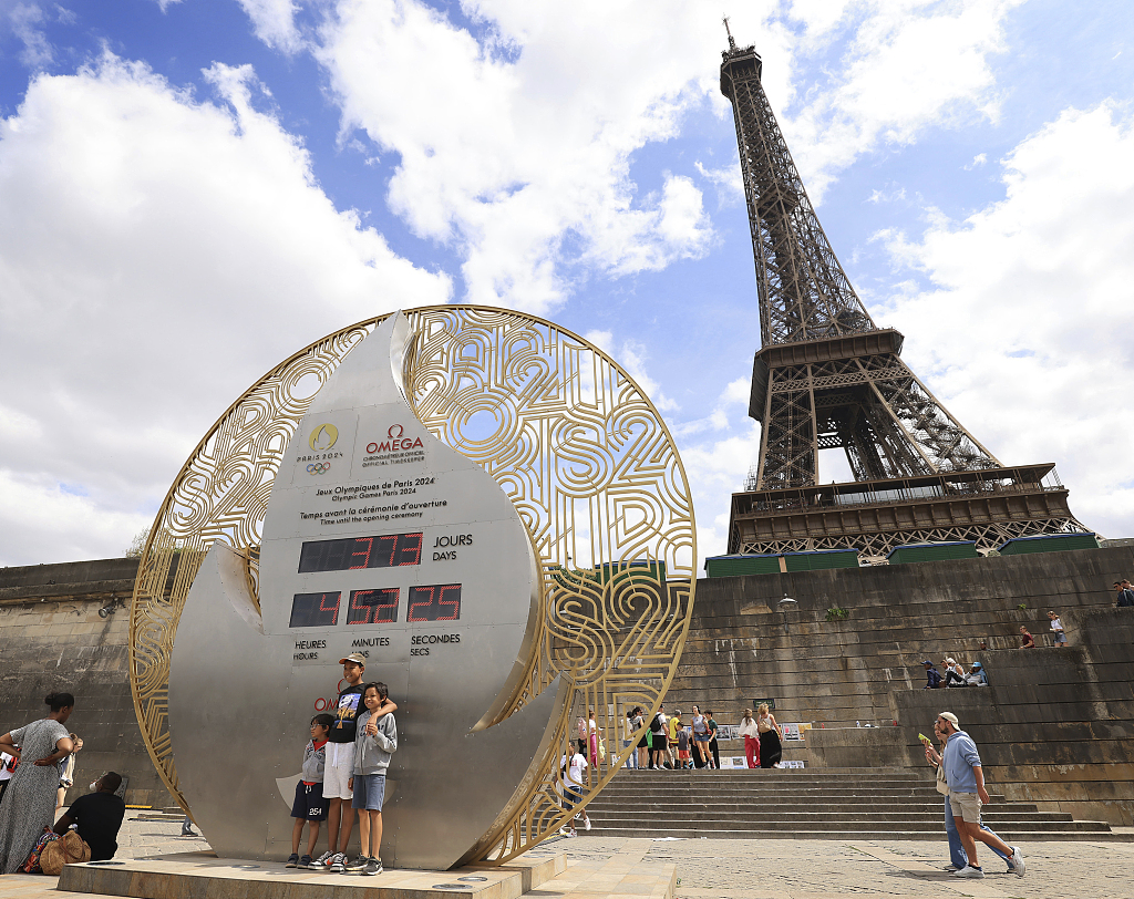 2024年巴黎奥运会的倒计时器矗立在法国巴黎的埃菲尔铁塔旁。  /CFP
