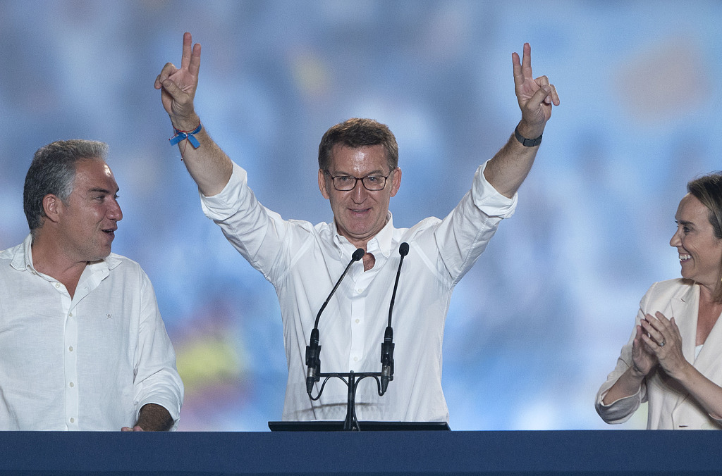 Alberto Feijoo (C), leader of the PP, signals to supporters outside the party headquarters following Spain's general election in Madrid, Spain, July 23, 2023. /CFP