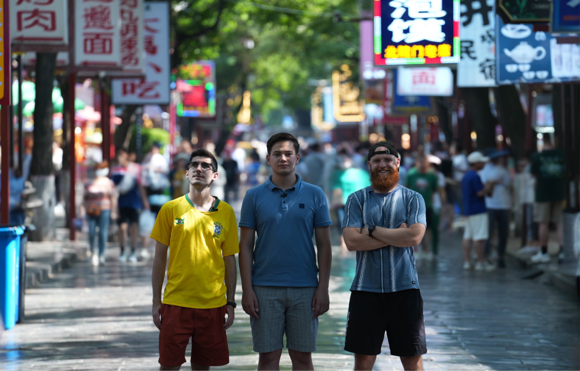 三位嘉宾在中国西北部陕西省西安市回民区合影留念。  /CMG 