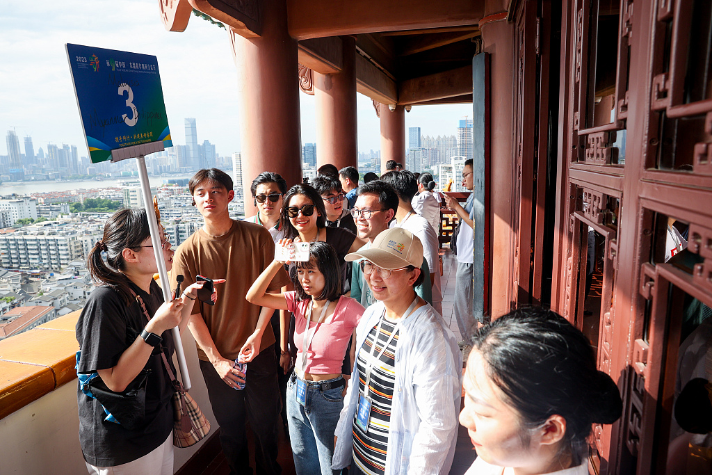 这张照片拍摄于2023年7月5日，第九届中国—东盟青年领袖交流节的参加者参观中国湖北省武汉市黄鹤楼。  /CFP