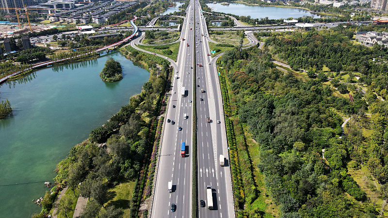 Highway next to the city park, Chengdu, China, October 21, 2020. /CFP