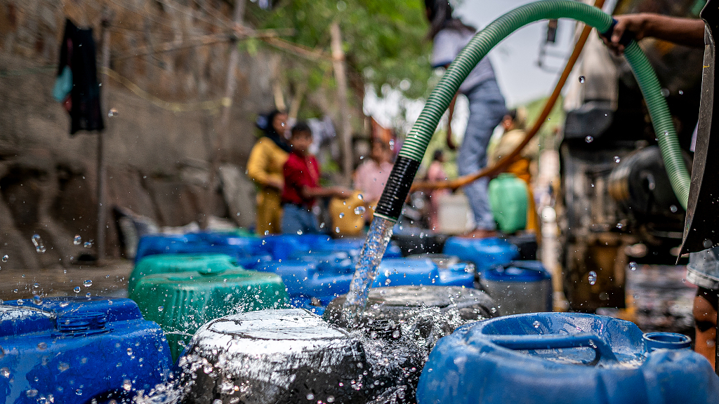 Residents fill water from a water tanker in New Delhi, India, May 19, 2023. /CFP