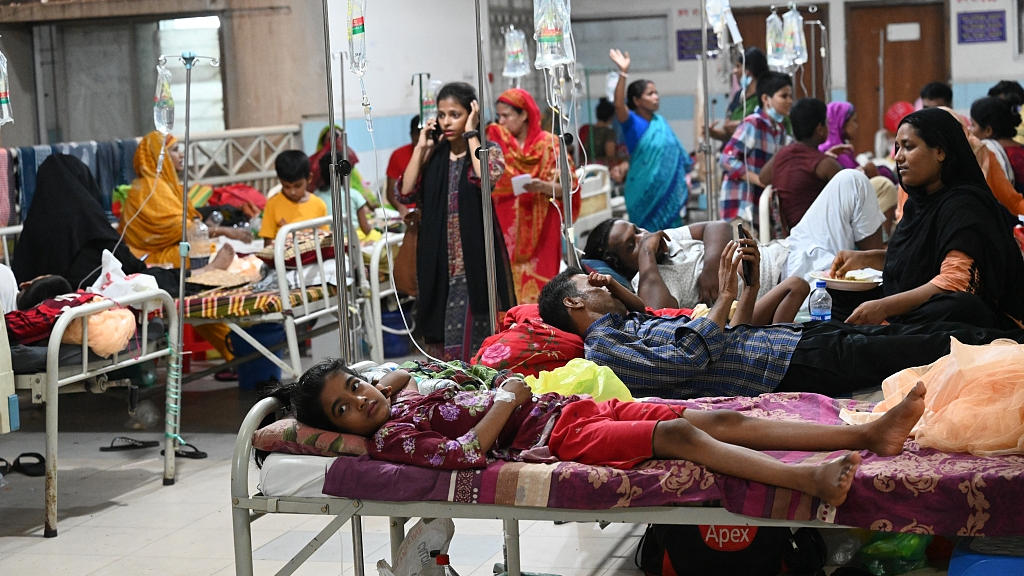 Patients suffering from dengue fever are being treated inside the Mugdha General Hospital's admission section in Dhaka, Bangladesh on July 21, 2023. /CFP