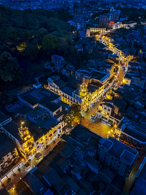 An aerial photo shows an illuminated night view of Sunwen West Road in Zhongshan City, Guangdong Province. /CFP