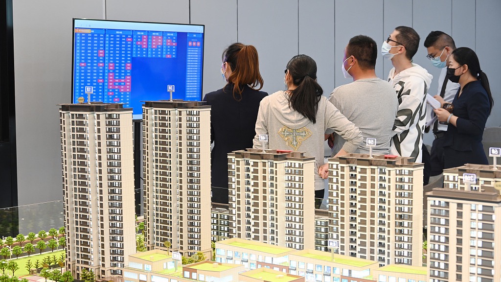 Customers selecting apartments at a sales center in Shanghai, China, June 1, 2022. /CFP

