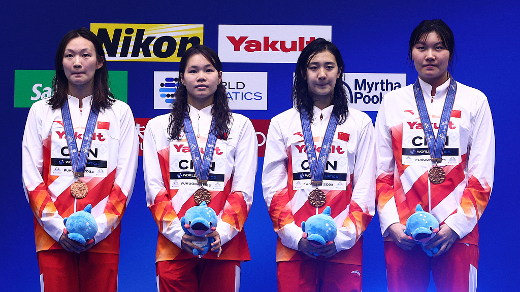 Team China at the World Aquatics Championships women's 200mx4 freestyle relay award ceremony in Fukuoka, Japan, July 27, 2023. /CFP