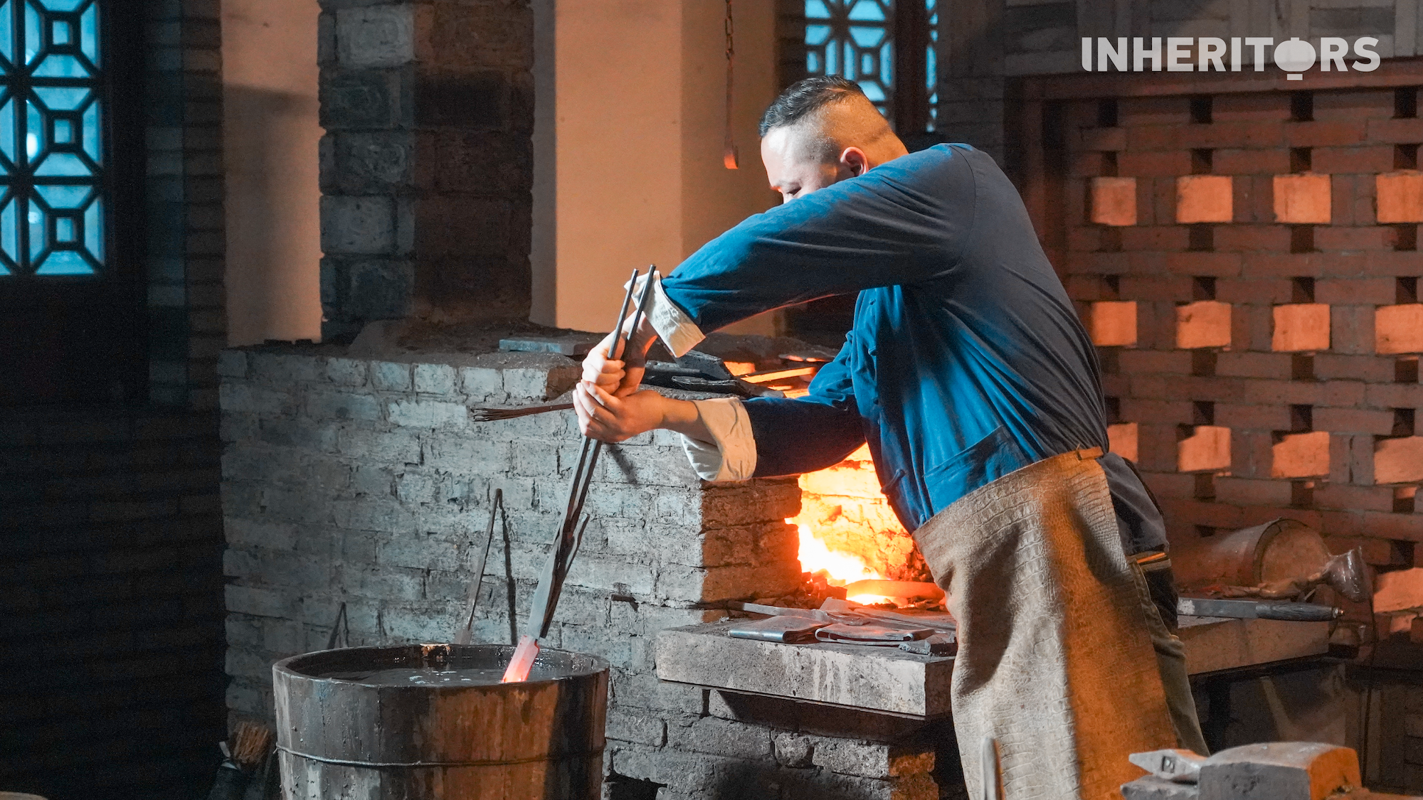 Shen Zhou quenches a sword in Longquan, east China's Zhejiang Province. /CGTN