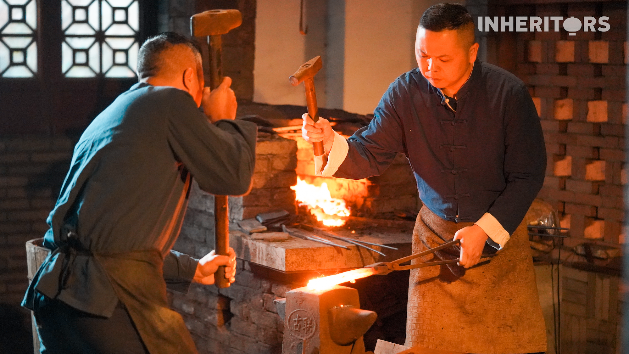 Shen Zhou hammers a blade in Longquan, east China's Zhejiang Province. /CGTN