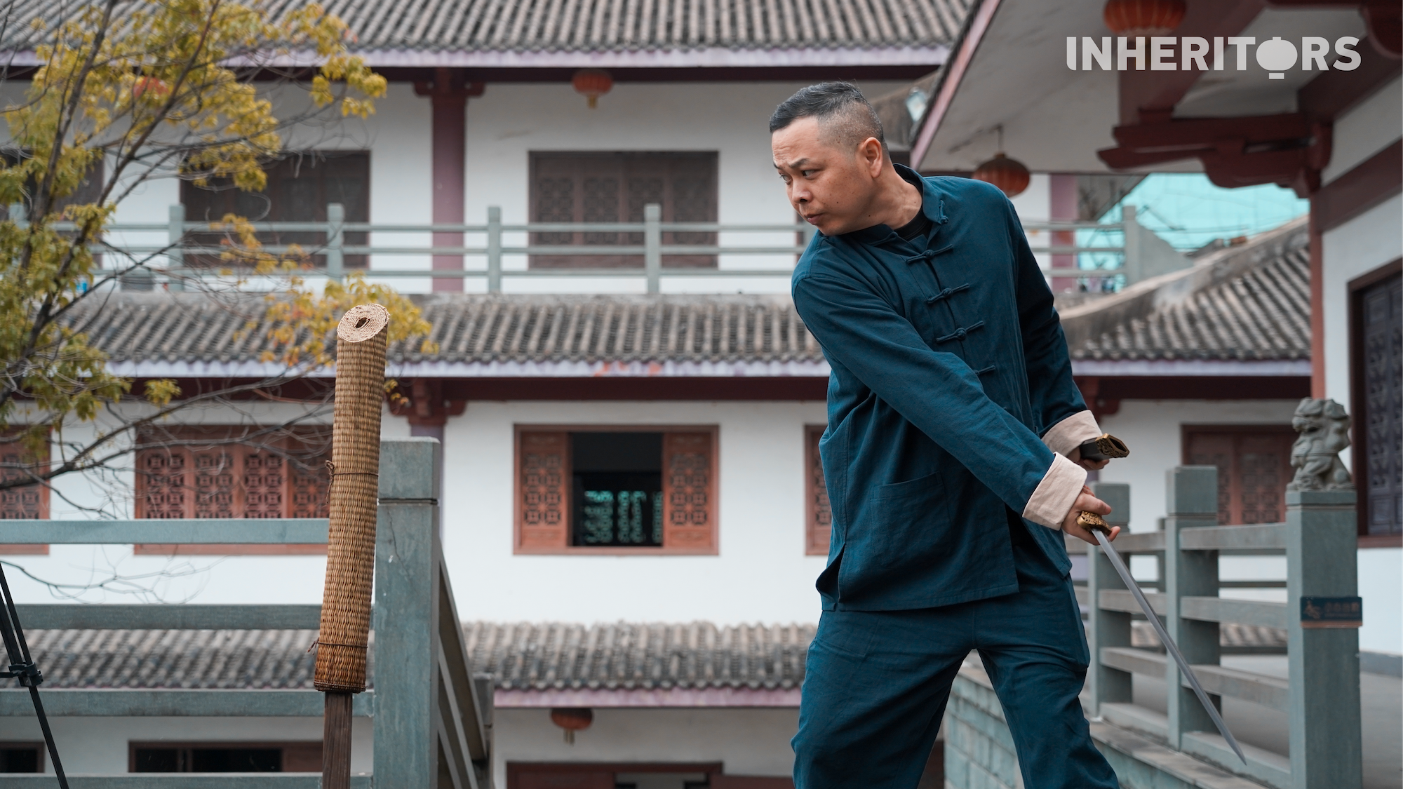 Blacksmith Shen Zhou wields his sword in Longquan, east China's Zhejiang Province. /CGTN