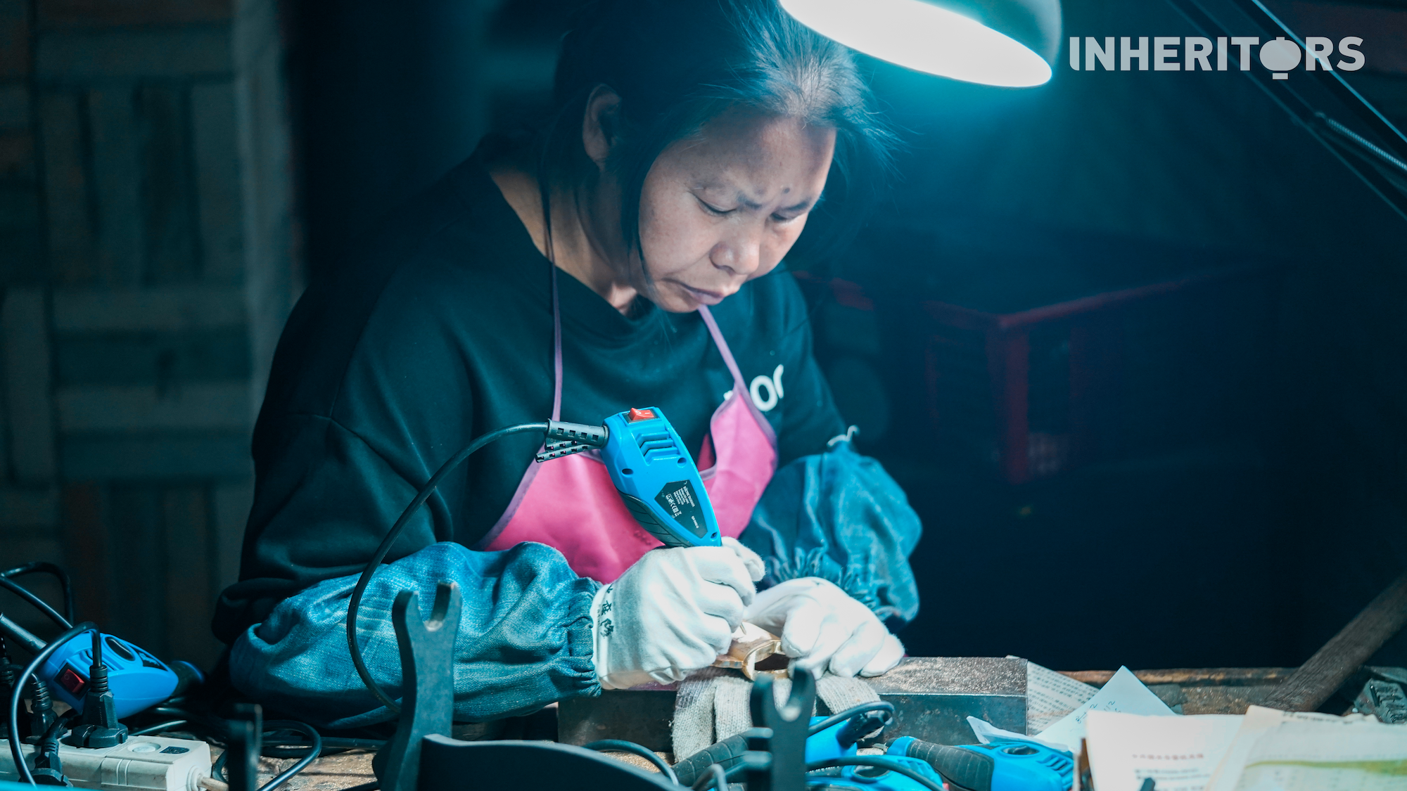 A worker decorates a hilt at a factory in Longquan, east China's Zhejiang Province. /CGTN