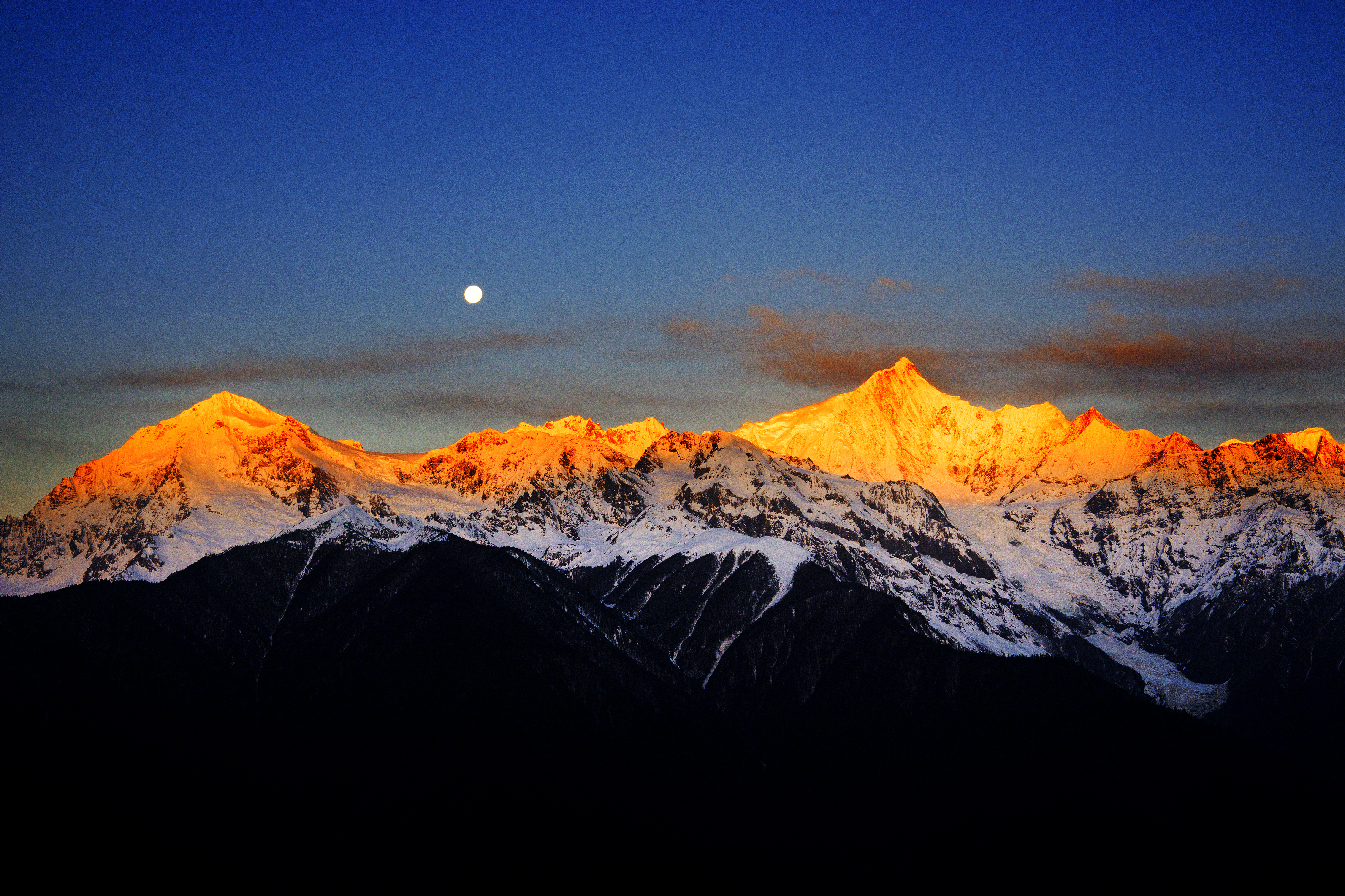 Sunrise touches the peaks of the snow-capped Meili Snow Mountains range in Deqin County, Yunnan Province. /Photo provided to CGTN