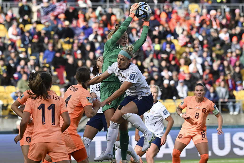American and Dutch players in action during Women's World Cup group stage in Wellington, New Zealand, July 27, 2023. /CFP