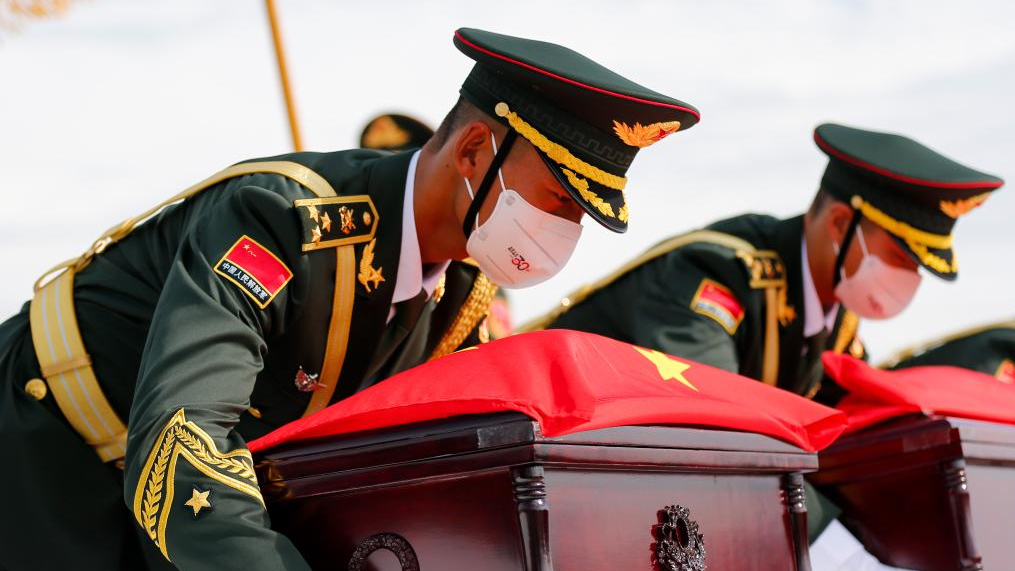 Chinese soldiers prepare to carry to a plane coffins containing remains of Chinese People's Volunteers martyrs killed in the 1950-53 Korean War during a repatriation ceremony at Incheon International Airport in Incheon, ROK, September 16, 2022. /Xinhua