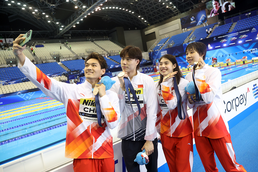 Team China take a selfie after winning the mixed 4x100m medley relay final at the World Aquatics Championships in Fukuoka, Japan, July 26, 2023. /CFP